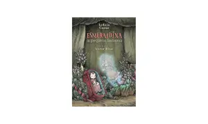 Esmeraldina, la pequeña fantasma, emerge de un ataúd rodeado de flores. Una abuela tremenda, quizás la suya, la observa con ternura.