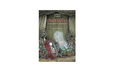 Esmeraldina, la pequeña fantasma, emerge de un ataúd rodeado de flores. Una abuela tremenda, quizás la suya, la observa con ternura.