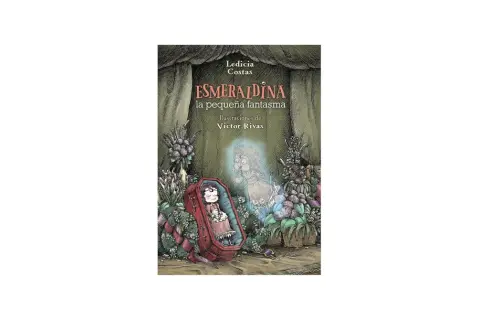 Esmeraldina, la pequeña fantasma, emerge de un ataúd rodeado de flores. Una abuela tremenda, quizás la suya, la observa con ternura.