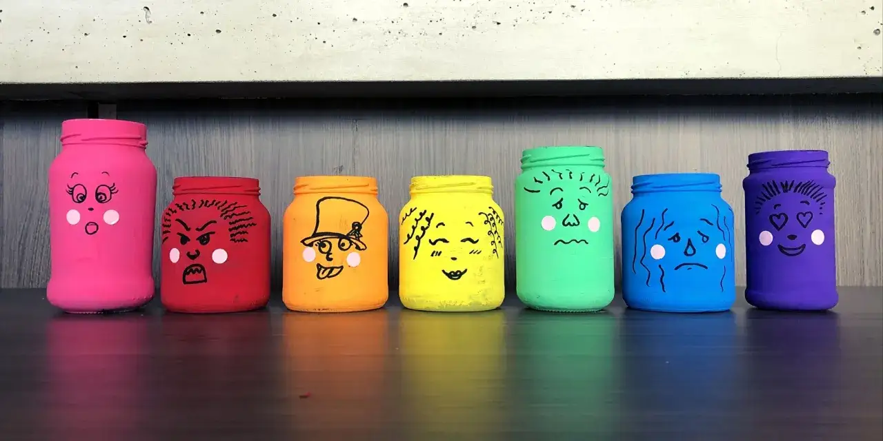 Un tarro de las emociones para ni&ntilde;os, pintado de colores y con caras que expresan diferentes sentimientos: sorpresa, enfado, alegr&iacute;a, amor, tristeza.