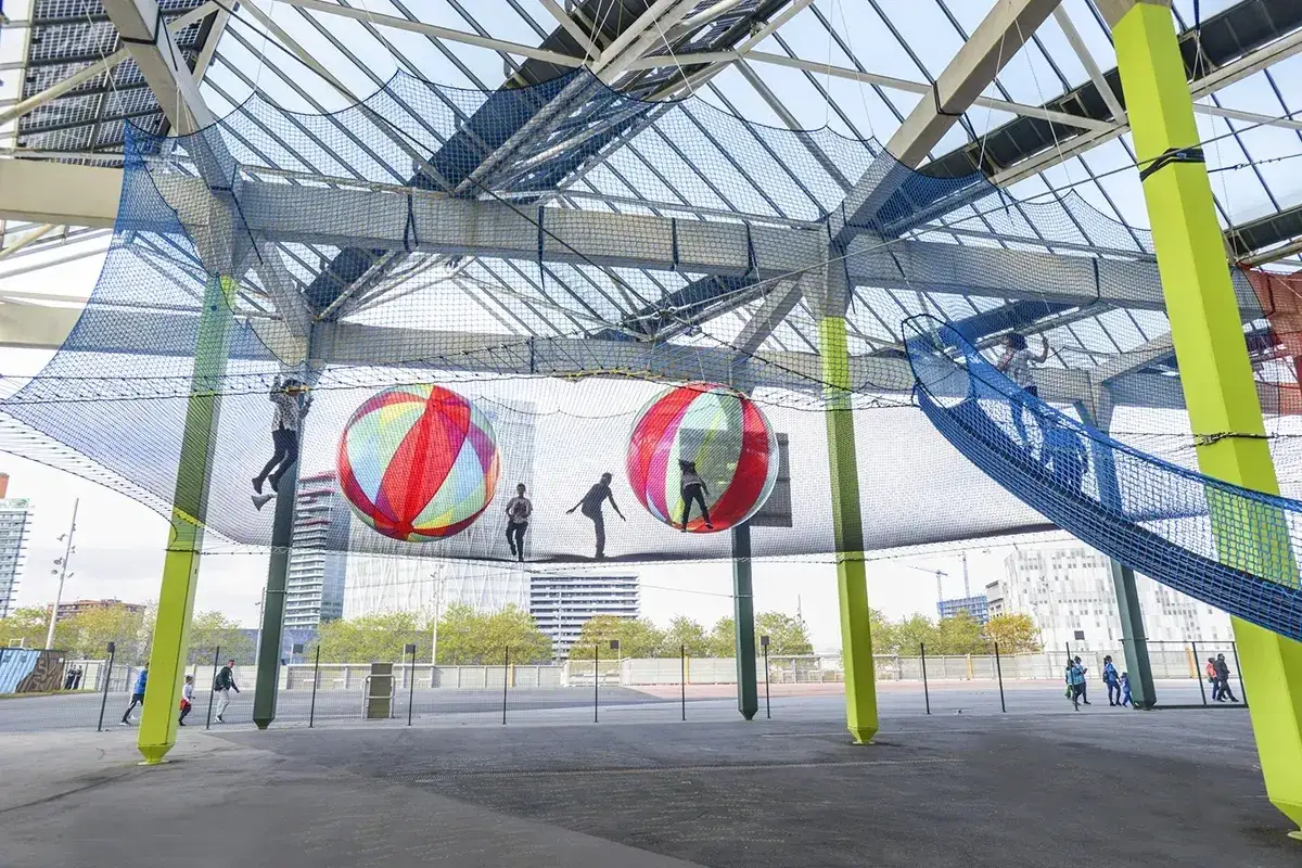 Ni&ntilde;os jugando en una red gigante con pelotas inflables. &iexcl;Un lugar ideal para celebrar tu cumplea&ntilde;os de 11 a&ntilde;os!