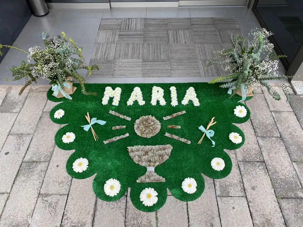 Decoración comunión niña casera: alfombra verde con el nombre