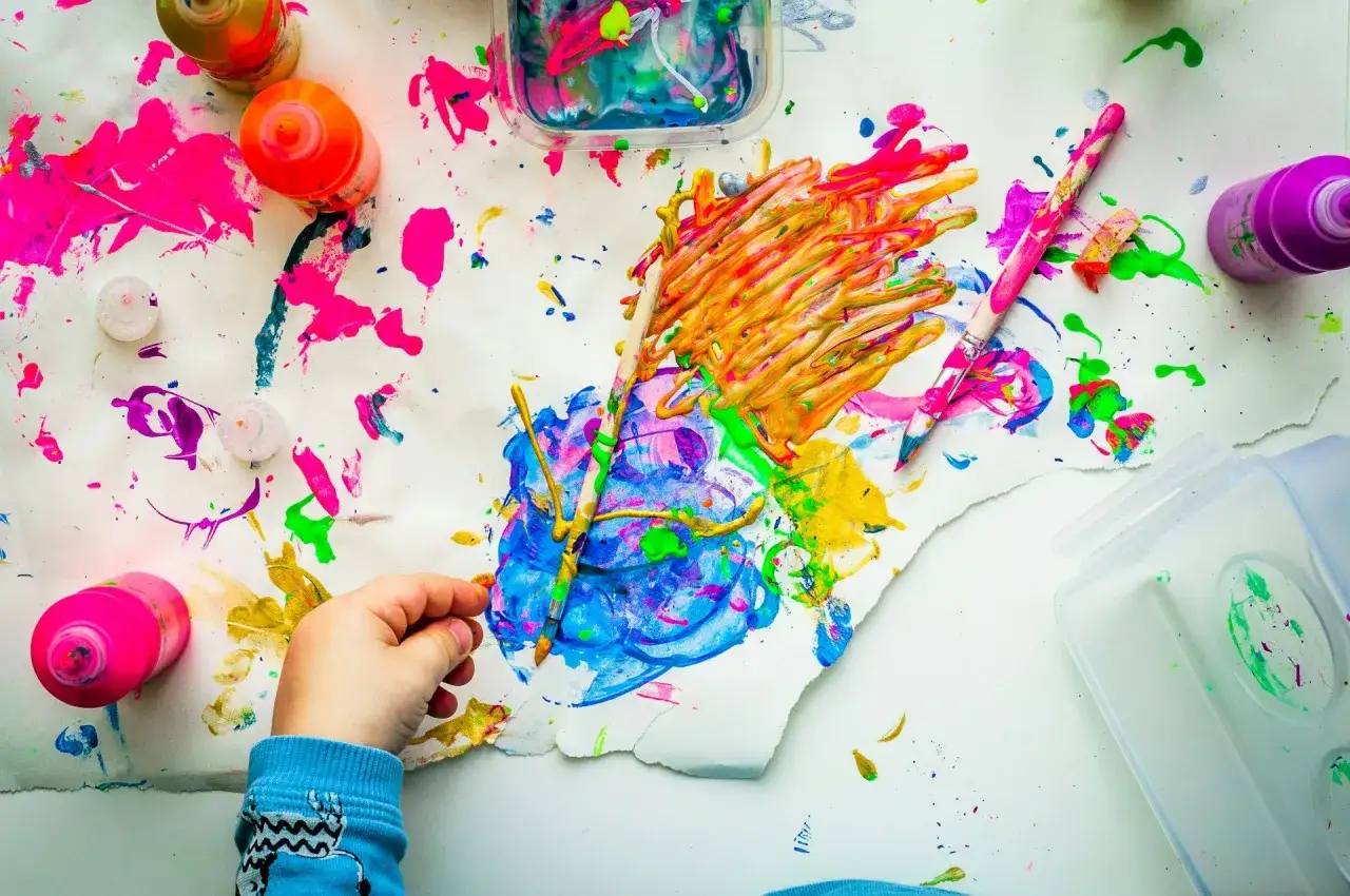 Manos peque&ntilde;as creando arte para ni&ntilde;os de 3 a 5 a&ntilde;os. Pinturas de colores vibrantes y pinceles listos para la diversi&oacute;n creativa.